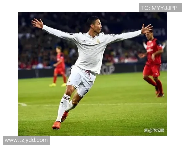 足球巨星C罗在绿茵场上的精彩瞬间与踢球技巧展示 足球巨星C罗在绿茵场上的精彩瞬间与踢球技巧展示