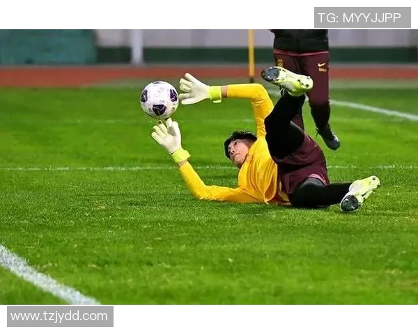 足球明星脚踩转场动作揭秘如何在比赛中灵活应对对手挑战 足球明星脚踩转场动作揭秘如何在比赛中灵活应对对手挑战